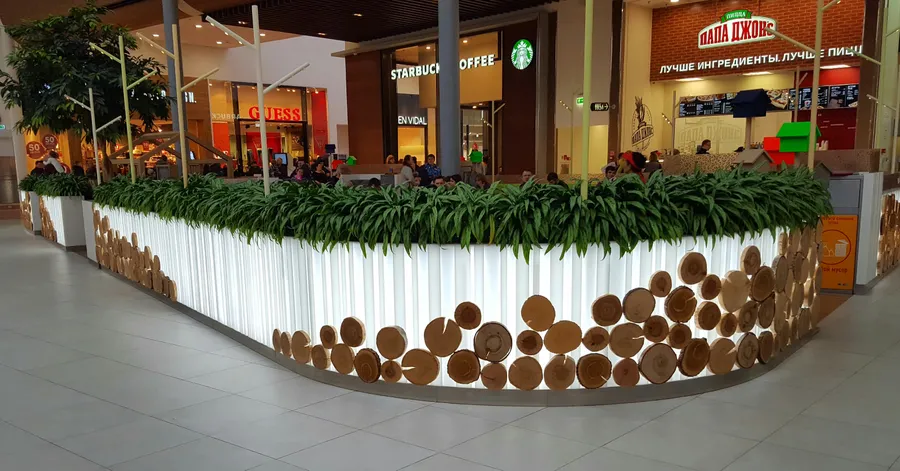 Декор на фудкорте спилами разных пород дерева, МЕГА Теплый Стан, г.Москва.