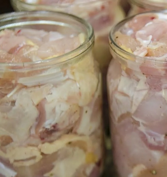 Простой рецепт домашней тушенки из курицы. Куриная тушенка в автоклаве. Тушенка куриная домашняя. Консервы куриные в стеклянной. Простой рецепт домашней тушенки из курицы.