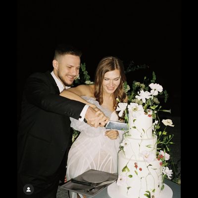 Торт трехъярусный с вафельными цветами 3 яруса(9-12кг) (копия)