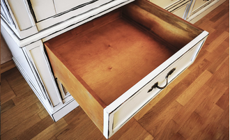 Шкаф для одежды четырехдверный с нижними ящиками в два ряда.