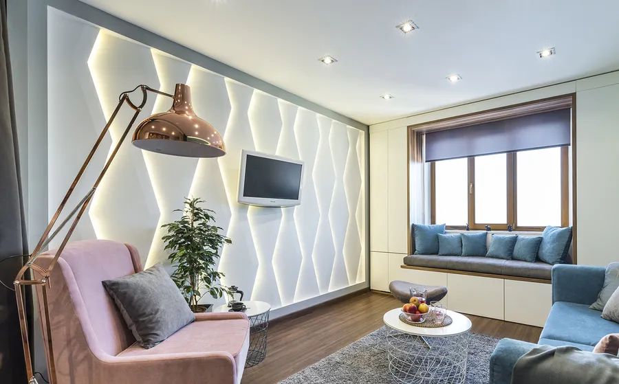 Петербуржские дизайнеры сотворили интерьер в стиле «Московский минимализм» — функциональный, выразительный и колоритный. А по просьбе одной из хозяек из световых панелей "Synthes" создали эффектную «стену для селфи».