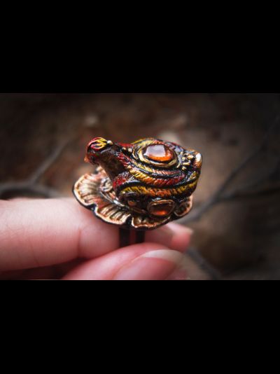 "Легенда Янтарного Подземелья", кольцо с курочкой и натуральным янтарём