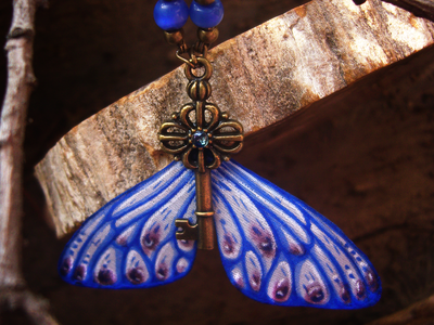 "Ключик от неба", бохо-подвеска с сапфиром и шёлковыми крылышками феи