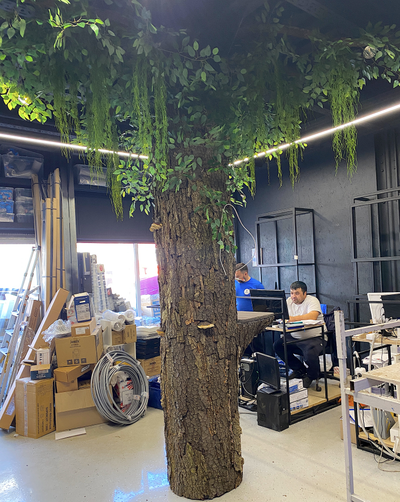 бревно в интерьере, искусственное дерево, ствол дерева, дерево для выставки, бутафорское дерево