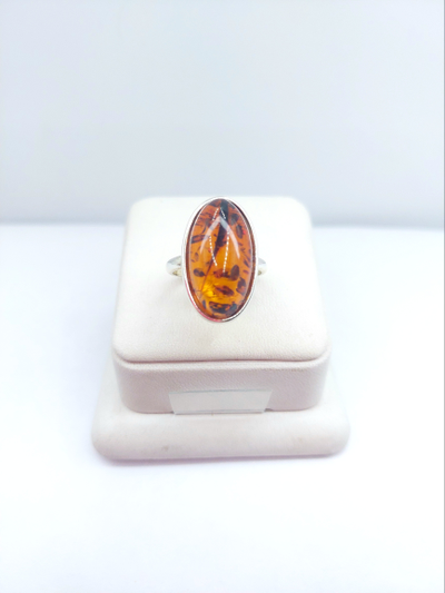Кольцо овальное с коньячным янтарем