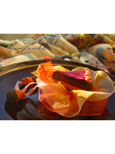 Вкусный тортик. Брошь в виде тортика с кремом из полимерной глины