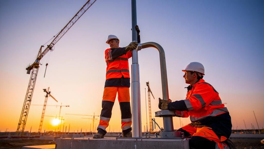 Процесс установки опор наружного освещения металлических типа торшер на закладную