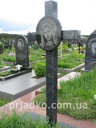 Фото памятника в виде креста с круглым портретом в центре в СПб
