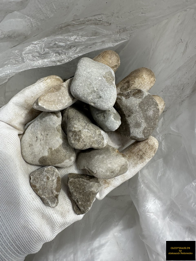 серая галька