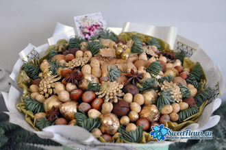 Букет с орехами и зимним декором