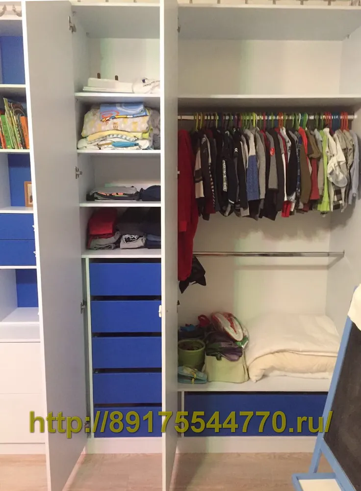 017 Один из вариантов внутреннего наполнения шкафа в детской комнате. Шкаф уже частично заполнен одеждой и вещами. 