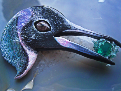 "Ледяной Пингвин Полярных Шаманов", волшебная брошь с изумрудом