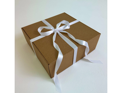 Большая подарочная коробка GILEV 37х37х14см с белой лентой и наполнителем крафт