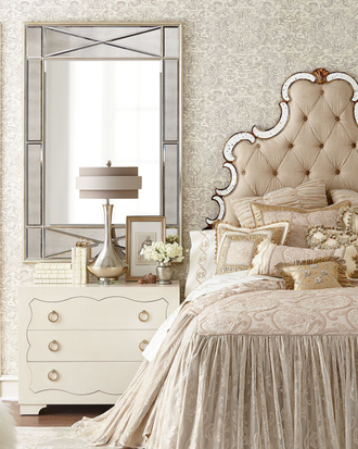 Настольная лампа с основанием из стали и абажура из хлопка.