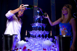 Пирамида из бокалов шампанского +личный бармен