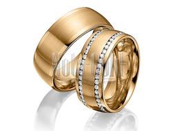 Обручальные кольца из жёлтого золота с бриллиантами в женском кольце гладкие с мелкотекстурной повер