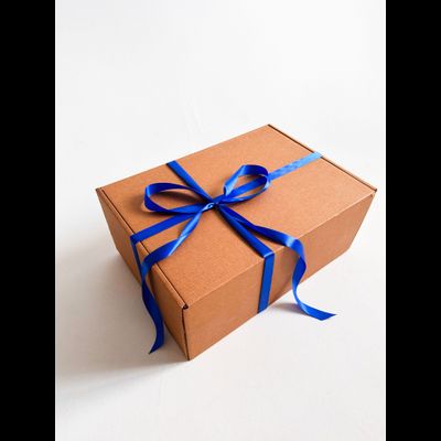 Огромная подарочная коробка GILEV 52x38x22 см с наполнителем и синей лентой