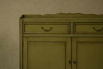 Двухстворчатый комод с 2 ящиками.