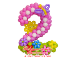 Большая розовая цифра 2, изготовленная из шаров, украшенная цветочками, солнышком и веселой бабочкой
