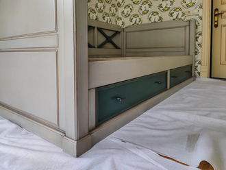 Кровать, в виде софы на прямом цоколе с двумя ящиками.