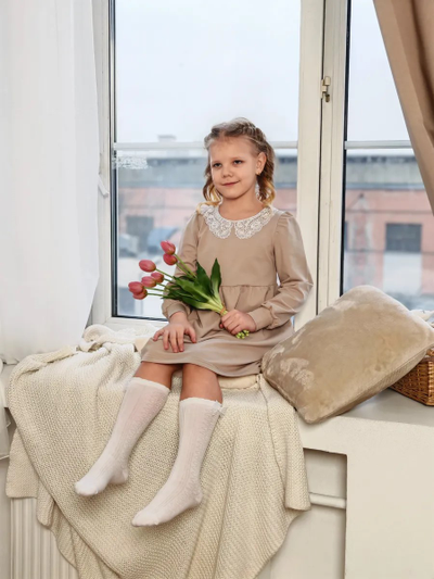 Платье с кружевным воротником