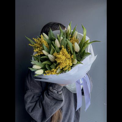 «MIMOSA» из молочно-белых тюльпанов с мимозой 15 шт