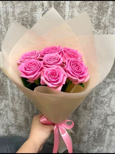 7 розовых роз