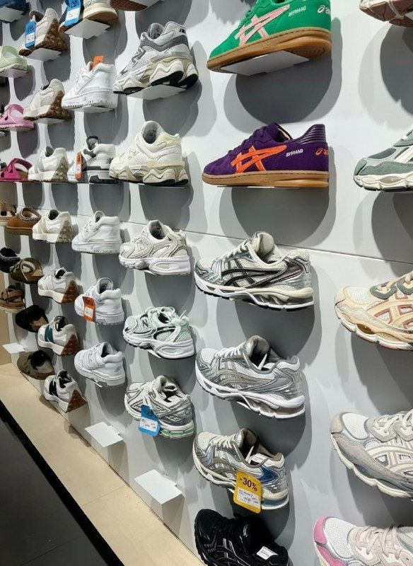 Ассортимент кроссовок asics