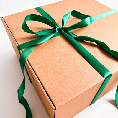 2 штуки - Огромная подарочная коробка GILEV 45х45х20см с зеленой лентой и наполнителем крафт