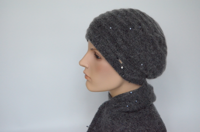 temno-seriy-vyazaniy-zhenskiy-beret-polosami-vizio-italiya-8067