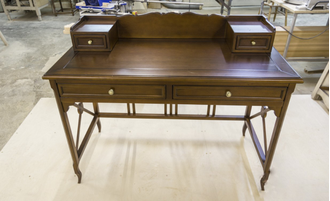 Стол письменный - бюро, с верхней надстройкой и двумя выдвижными ящиками.