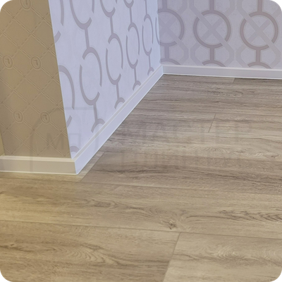 Плинтус ХДФ Dollken Cubu Flex Life 40мм Х 2,5 м 1013/5012 Белый в интерьере 2