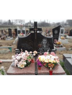 Двойной памятник с крестом в западном стиле