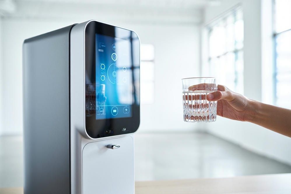 Современный напольный пурифайер в светлом офисном интерьере