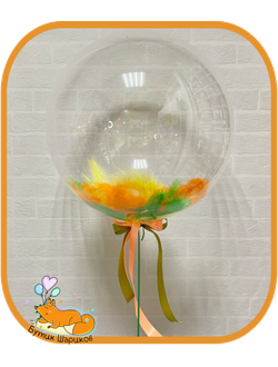 Баблс с желтыми, зелеными и оранжевыми перьями