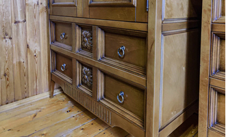 Шкаф для одежды двухстворчатый с ящиками и цветочным декором.