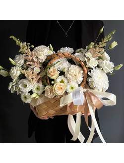 КОМПОЗИЦИЯ В ПЛЕТЕННОЙ КОРЗИНЕ В РАСКИДИСТОЙ ФОРМЕ С НЕЖНЫМИ ЦВЕТАМИ - (АРТ. К79)