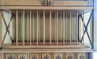 Навесной шкаф с отделением для тарелок.