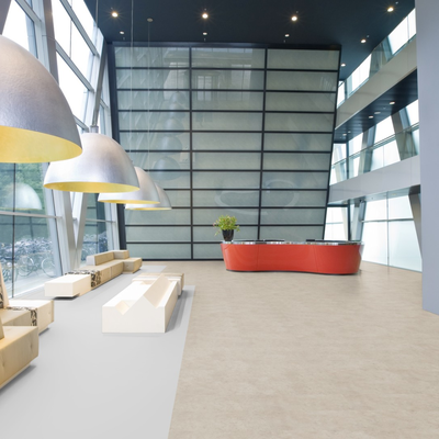 Виниловый пол Wineo 400 Stone Patience Concrete Pure DB00139 в интерьере офиса