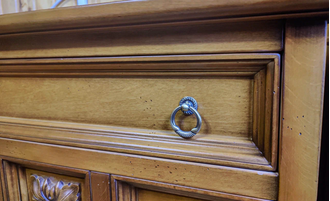 Большой комод с 6 ящиками и цветочным декором.