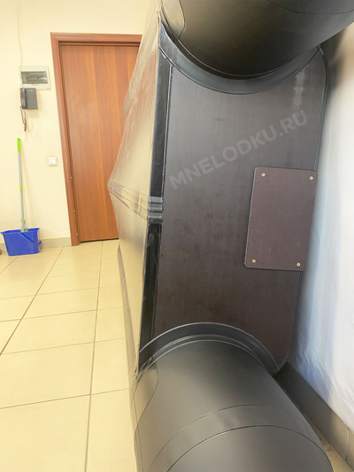 Моторная лодка Таймень NX 2850 слань-книжка киль графит/черный вид днище с транца - MNELODKU.RU