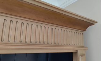 Библиотека встроенная, открытая с лестницей.