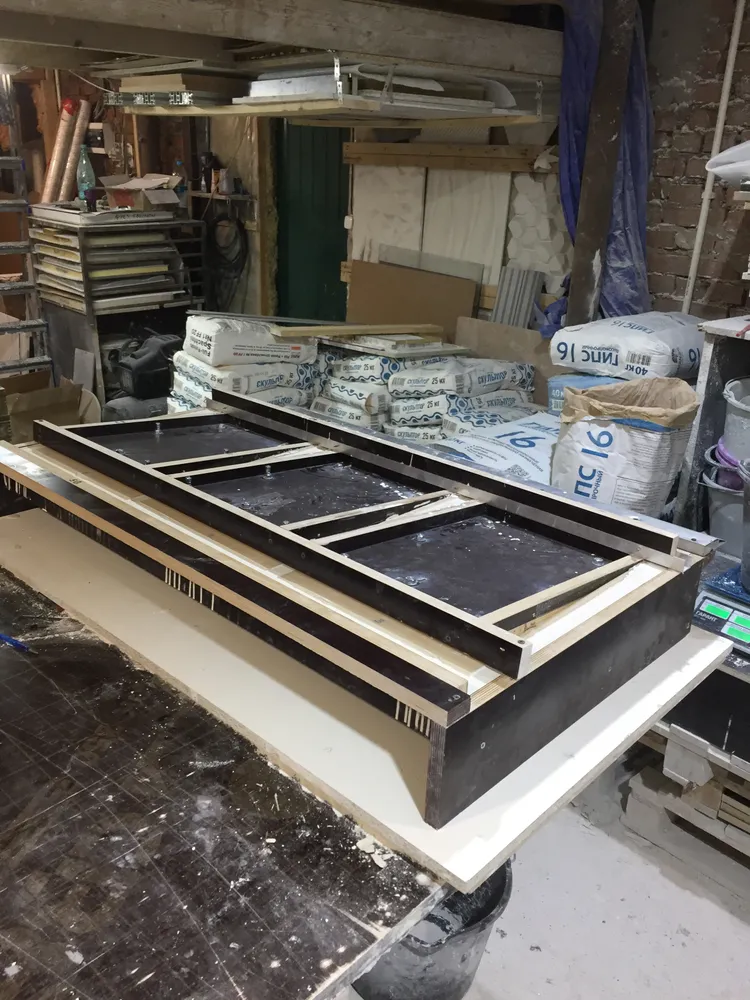 Форма с каркасом и необходимыми оснастками. Идет изготовление световой панели.