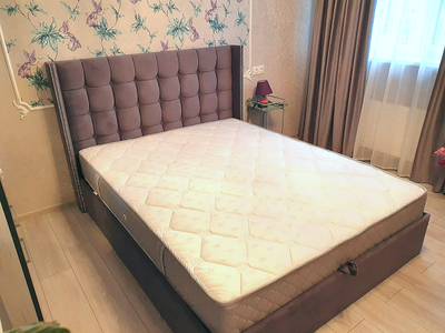 МЯГКАЯ ОДНОСПАЛЬНАЯ, ДВУСПАЛЬНАЯ КРОВАТЬ ЧЕСС/ЧЕСС ЛЮКС, ФАНЕРНАЯ, СПИНКА КВАДРАТАМИ С ПУГОВИЦАМИ, С ПОДЪЕМНЫМ МЕХАНИЗМОМ