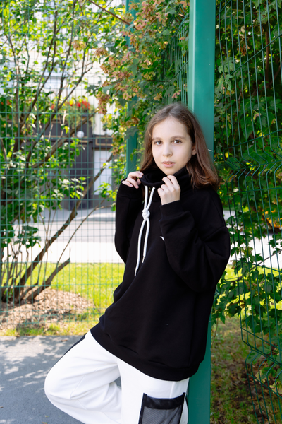 Худи с высоким горлом и вышивкой