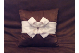 Декоративная подушка с бантом на диван.