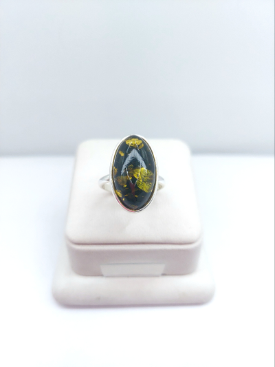 Кольцо овальное с зеленым янтарем