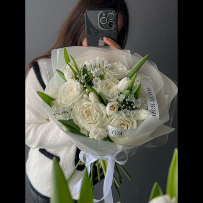 "Подснежники на снегу"  - букет из роз тюльпанов и аллиума