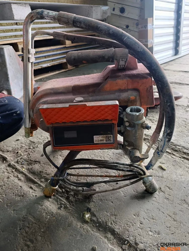 Окрасочный аппарат ASPRO-3100 на стройплощадке - Вид сбоку