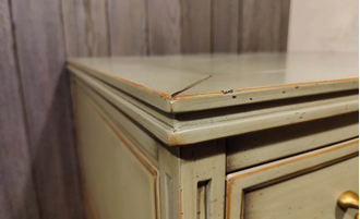 Высокий комод с 8 ящиками, цвет хаки.